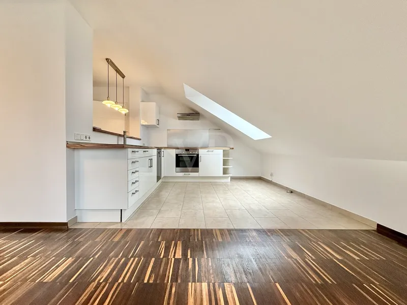 Charmante Dachgeschosswohnung mit ca. 80 m² Wohnfläche,  Klimaanlage, Terrasse und Gartennutzung — photo 1
